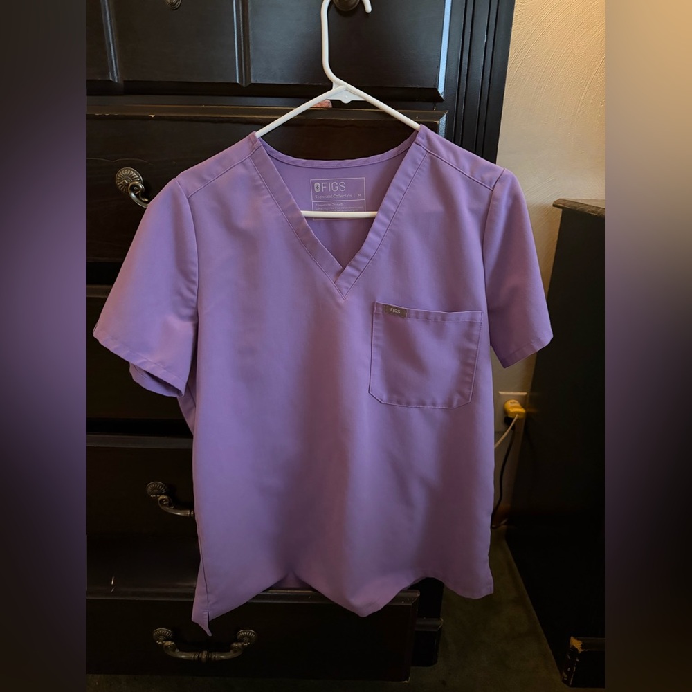 Figs Catarina One-Pocket Scrub Top and Zamora Jogger Scrub Pants Set